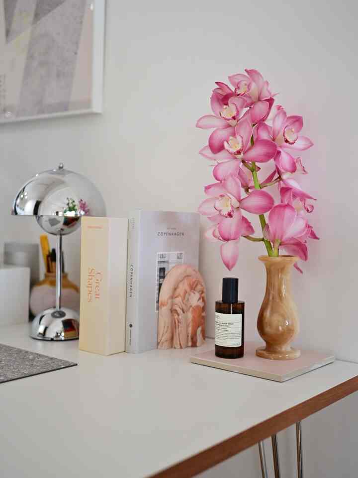 園芸センターで買ったシンビジウムが3週間たっても綺麗に咲いております🪷ヴィンテージのフラワーベースはetsyで購入することが多いです。このベージュのオニキスのフラワーベースもとってもお気に入り✨

#ヴィンテージフラワーベース #フラワーベース #ブックエンド
