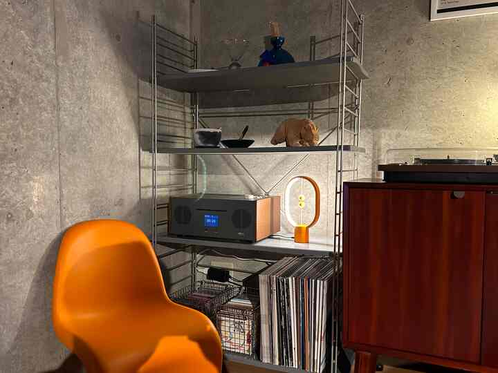 2024.4.5

今の部屋に気分に合わせてラックをグレーにペイントしました！

どうかなー？

#パントンチェア #vitra #レコード #CDプレーヤー #木彫りの熊 #DIY #一人暮らし #賃貸 #パロサント