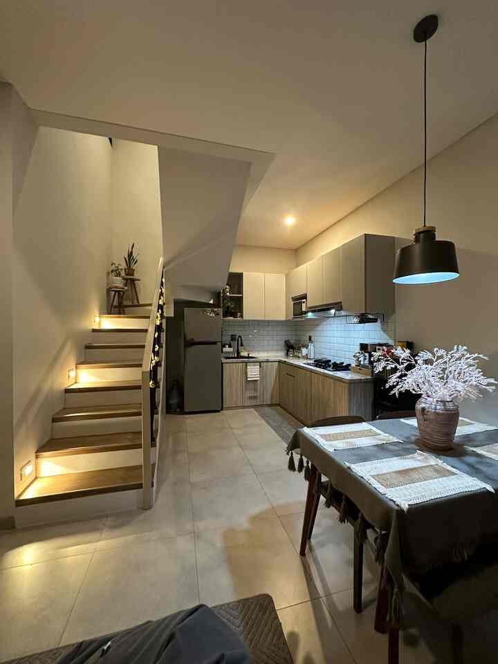 Suasana malam hari persiapan Lebaran Idul Fitri ✨
Dekor tipis tipis supaya terasa suasana lebaran nanti, dirumah aku tambahkan lampu LED dekorasi bentuk masjid, bintang dan bulan supaya tangga terlihat makin cantik. 
#DekorasiLebaran
#DekorasiIdulFitri
#DekorRamadhan
#KitchenandDiningroom
#HomeDecoration
#HomeInspo
#HomeStyling
#ModernIndustrial
#RamadhanVibes
#NightPhotography