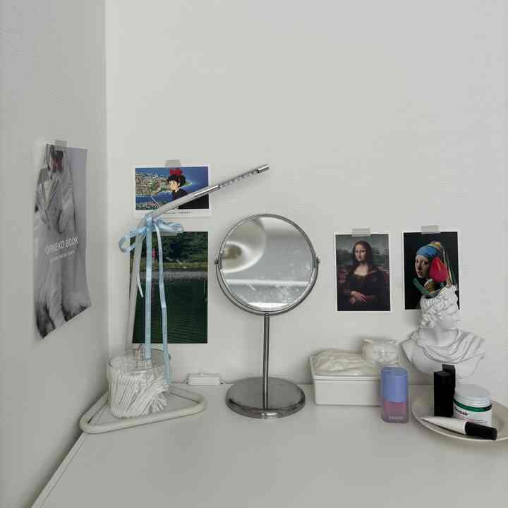 前職でコスメに関わる仕事をしていたので、今でもコスメには人一倍こだわりアリ。
ドレッサーは、その人のコスメへのこだわりを映すから人のドレッサー見るの好き。

#ドレッサー #化粧台