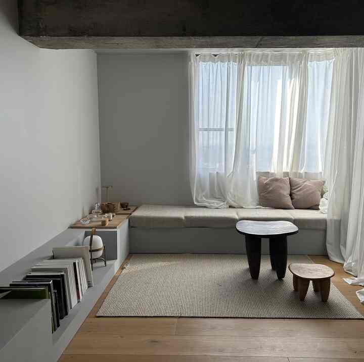 お天気の日。
窓際で読書する📖
この時期最高にリラックスする時間と気候◎

#窓際 #造作ベンチ
#アフリカンスツール #セヌフォ族
#照明 #santaandcole
#コージー