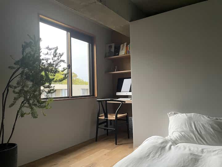 気持ち良い日は窓を開けて、陽の光を沢山取り入れて。
デスクワーク捗ります◎

#デスクワーク #ワークスペース
#ベッドルーム
観葉植物 #パソコン #Mac