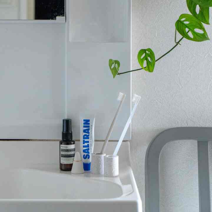 #saltrain #歯ブラシスタンド
さわやかにしたい洗面所。
歯磨き粉のパッケージもかわいいのでお気に入り！