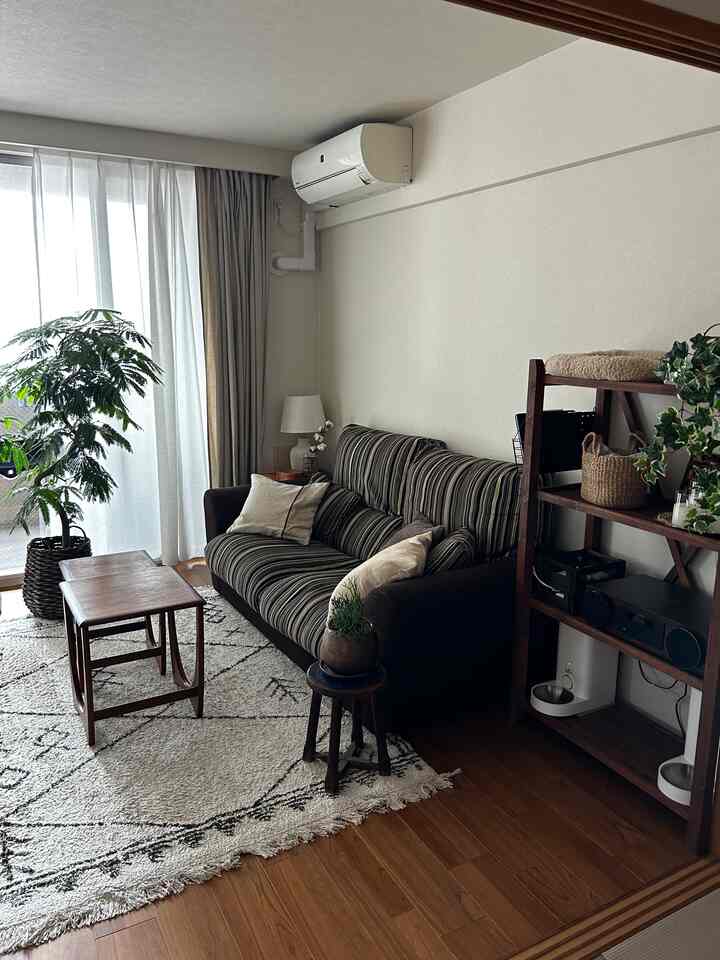 ナチュラルな木目調とヴィンテージ家具が配置された、猫と暮らすリビングの雰囲気あるインテリア