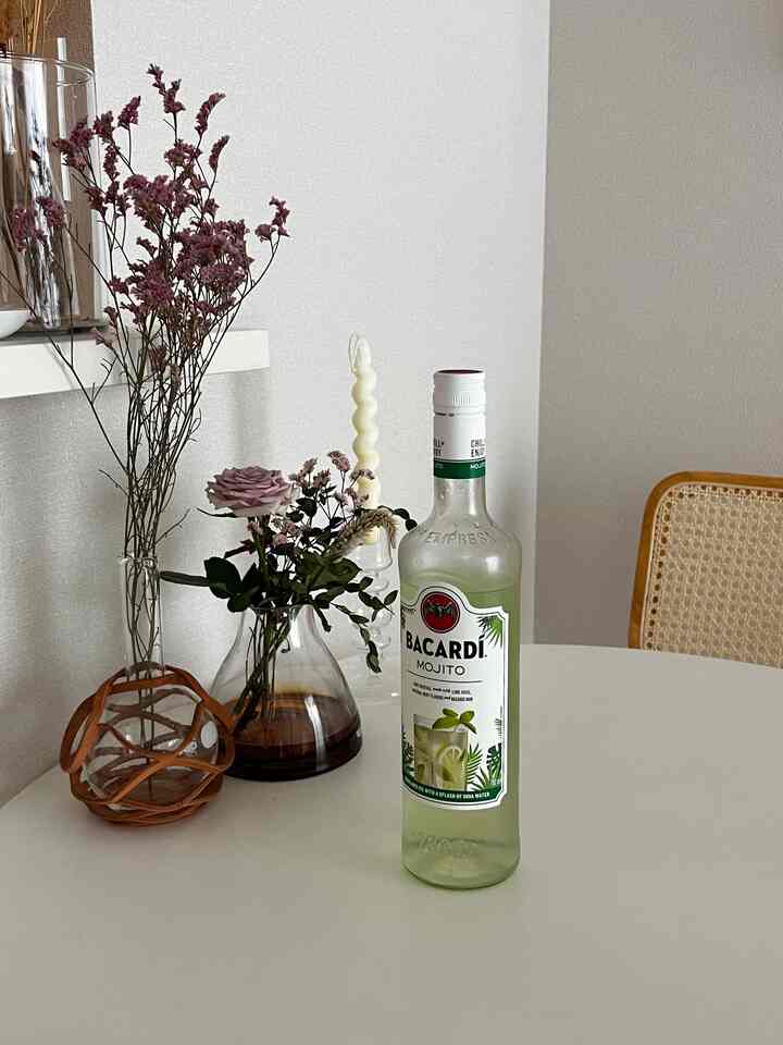 おすすめのモヒート🌿ワイングラスで飲むと匂いがふんわりと広がってより美味しく感じます〜

#北欧 #ナチュラルインテリア #韓国インテリア #北欧インテリア #ローテーブル #木製 #コンパクト #木目 #一人暮らし #同棲 #新築 #賃貸 #インテリア #テーブル #ナチュラル #シンプル #リビング #ソファ #観葉植物 #ワイン #お酒 #お花