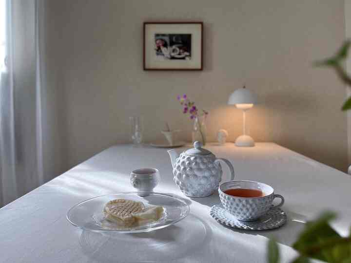 仮住まいにお引越ししました。
片付けだいぶ落ち着いてきて、ようやく一息。
アスティエのアデライドシリーズ個性的で可愛すぎる😍
またまた収集癖が目を覚ました模様。危険すぎる。

#アスティエ #アスティエドヴィラット #astierdevillatte #器 #器好き #器のある暮らし #器集め #食器 #食器集め #作家ものの器 #コーヒータイム #ブレイクタイム #ティータイム #ダイニング #テーブルフォト #テーブルインテリア #テーブル周り #テーブルデコ #テーブルクロス 



