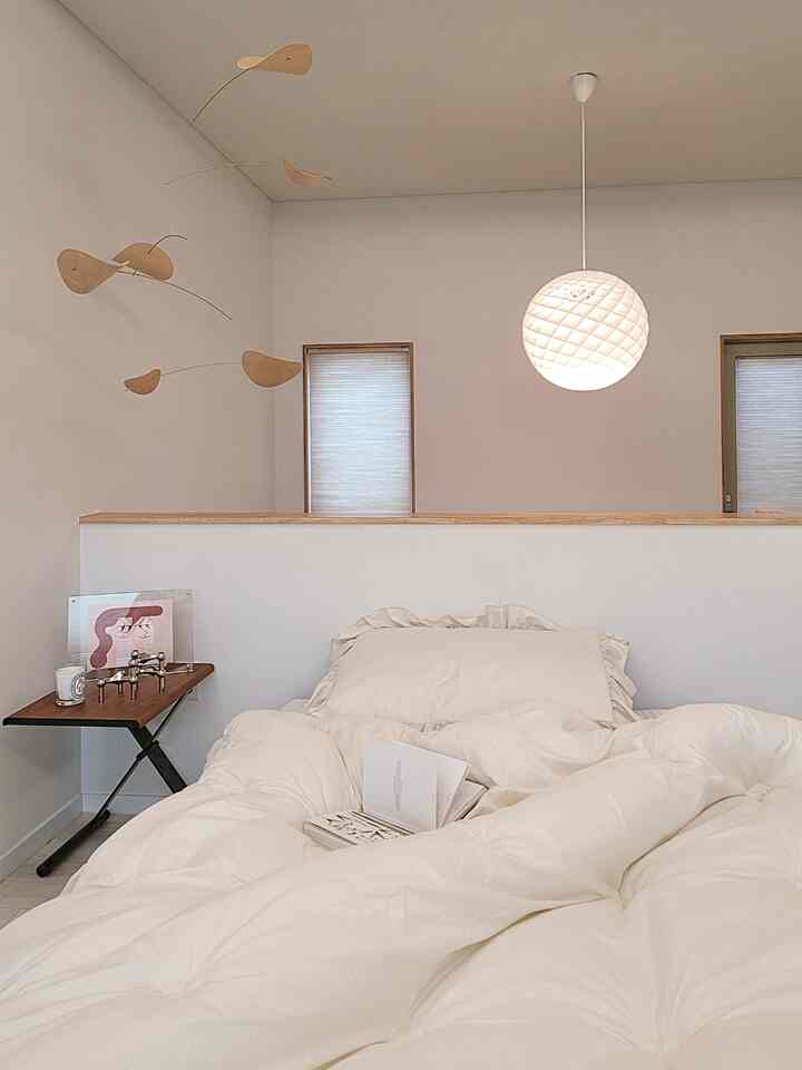 Captivating bedroom vibes: simplicity, cleanliness, cozy comfort all in one. ✨🛏️ #BedroomGoals #Editorpick #Bedroominspo