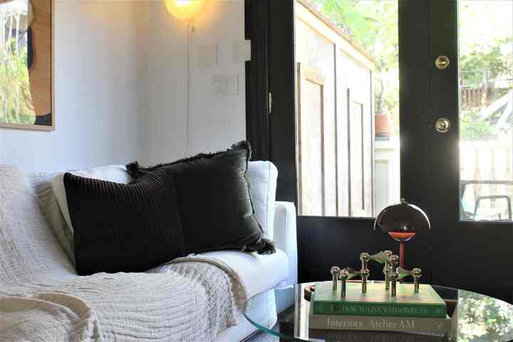 Check out this beautiful livingroom!🛋️ It’s so cozy and the colors work so well with eachother💖

#livingroom #homedecoration #eclectic