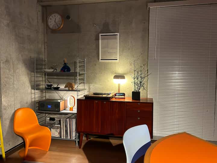 2024.4.9

昨日は前の同僚たちとリモートで飲み会
久々に何時間も話せて楽しかった🫢

2日目の今日は泥のように眠ってしまったけど🫠

#リビング #一人暮らし #カラフルなインテリア #賃貸 #ワンルーム #名作椅子 #IKEA #vitra #バウハウス #MoMA