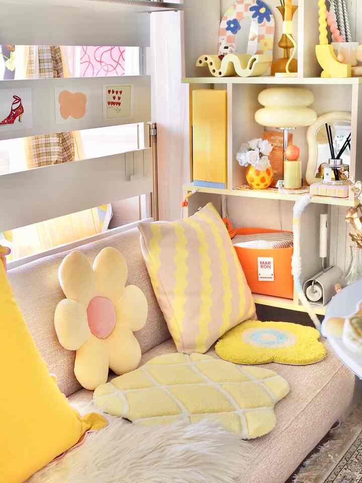 我が家に新しいラグが届きました～🌼
色味とデザインが可愛すぎる🥺💛

#カラフルインテリア #イエローインテリア #ラグ #タフティング #韓国インテリア #北欧インテリア #ソファ