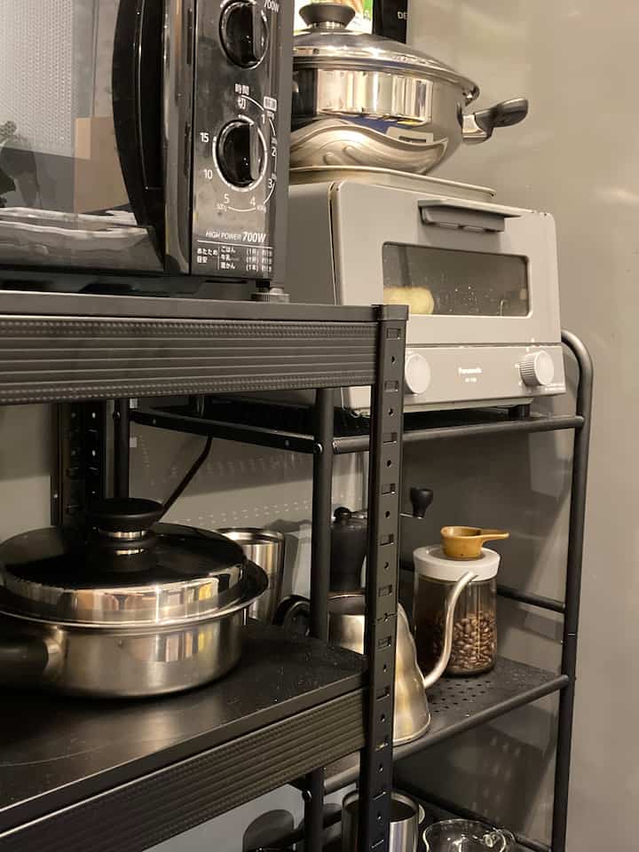 ブラック×グレー×金属
キッチンはスタイリッシュで都会的なインダストリアルインテリアを採用しました🏙️
#キッチン #キッチン収納 #インダストリアル #ステンレス鍋のある生活の提案