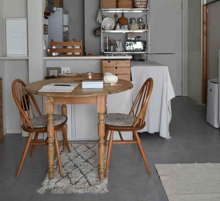 たまには引きのアングルから。

#賃貸インテリア #賃貸暮らし #二人暮らし #アンティーク #古家具 #古道具 #狭い部屋 #猫とインテリア #猫とアンティーク #1LDK #アンティークインテリア #マンション暮らし #cat #賃貸キッチン #賃貸ダイニング #diy #ラグ #ダイニングテーブル