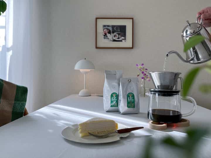 コーヒーのお供はミルクレープ。
何気にミニストップのミルクレープ😂
コンビニスイーツ侮ることなかれ。普通にめっちゃ美味しい！
写真2)引越し直後は何かと物入りで、またIKEAで散財してしまった。
どうしてこんなに魅力的なものばかりなの🥺✨

#IKEA #IKEA好き #コーヒータイム #コーヒーのある暮らし #ブレイクタイム #おうちカフェ #カフェ雰囲気 #カフェインテリア  #カフェ風インテリア #おうち時間 #スイーツホーム #homesweethome #coffeetime #cozy

