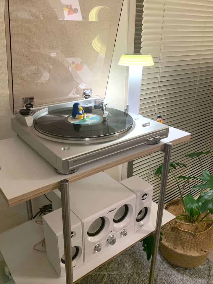 DIY remake an unused towel hanger from IKEA into a record player stand 🍃
Easy DIY, just insert a shelf board of the right size ☺️
The shelf board is made of plywood with a white remake sheet attached so that the wood grain can be seen on the side ◎

#DIY #IKEA #IKEAHACK #レコードプレーヤー