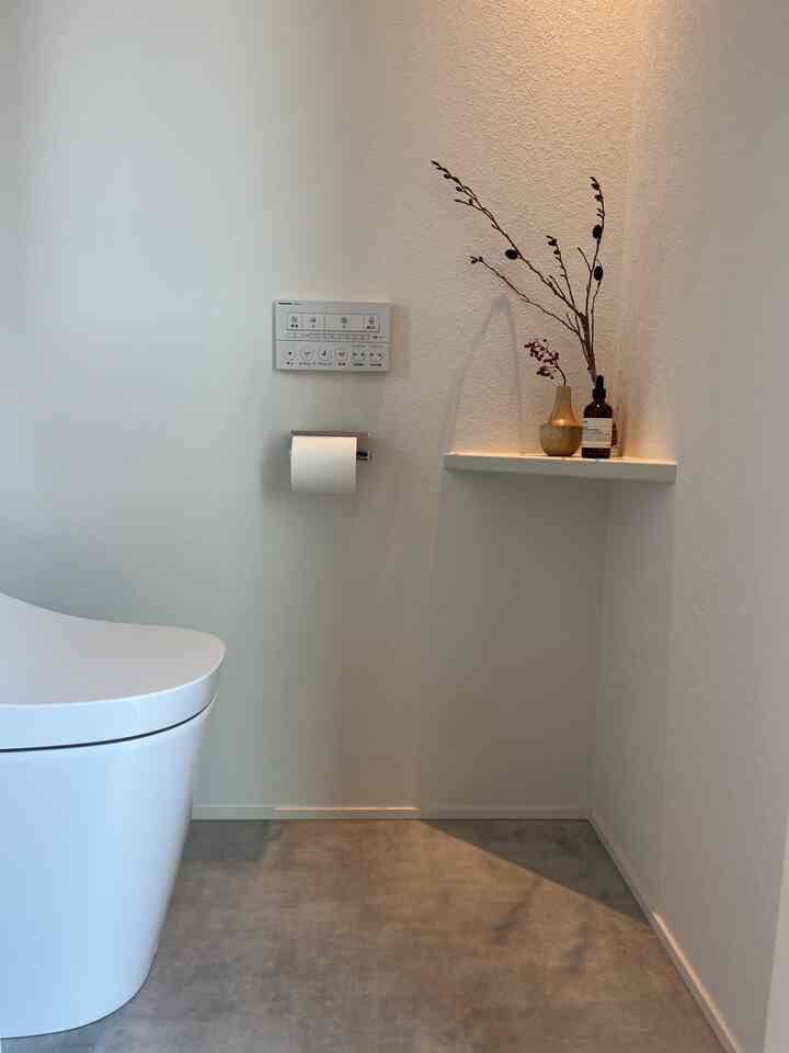 toilet kami

Bangun rak untuk memajang bunga di salah satu sudut
Pencahayaan dirancang untuk menerangi bunga secara tepat!

#toilet