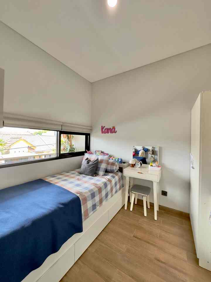 Mewujudkan rumah ramah anak tapi tetap estetik. Aku siapkan kamar untuk anak-anak, untuk pemilihan furniture aku pilih uansa putih dan kayu supaya terlihat clean. Biasanya anak-anak suka menata sendiri kamarnya dengan pernak perniknya, alat tulis, dll. Jadi warna warni dari pernak perniknya tetap terlihat bagus dan menarik dikombinasi dengan warna putih. Dan pilih furnitue yg compat serta sudut-sudutnya tidak tajam menghindari bahaya jika tidak sengaja terkena atau terjatuh.
#KidsFriendlyHome
#RumahRamahAnak
#FamilyFriendlyDesign
#Homedecor
#Homestyling
#DekorKamarAnak
#Kidsroom
#RumahCluster
#72m2