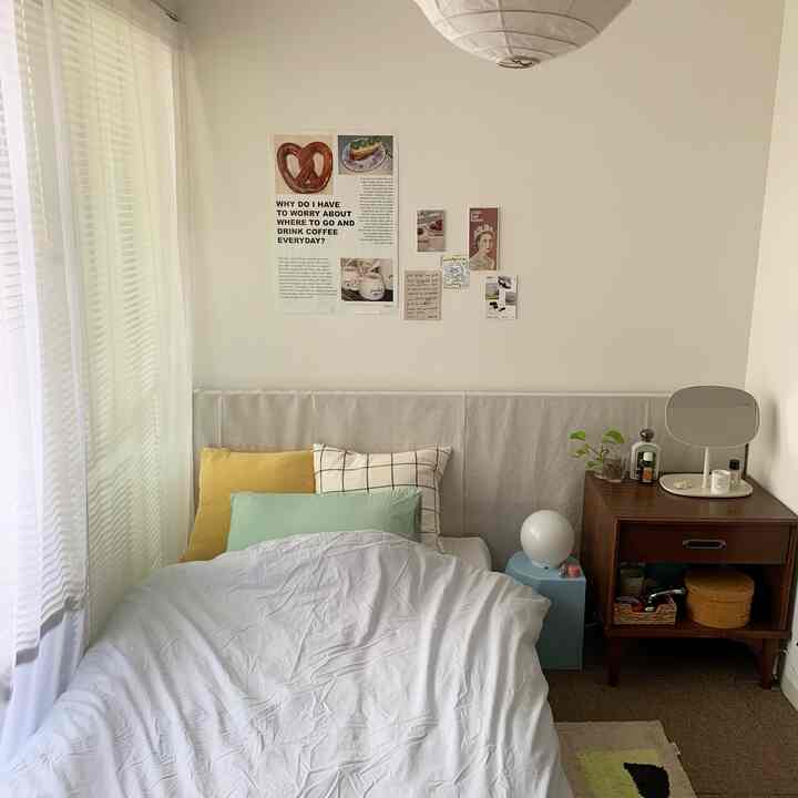 ベッドカバーを春夏仕様に変えました。
この色合い最高〜☺️ #ベッドカバー #ベッドルーム #寝室 