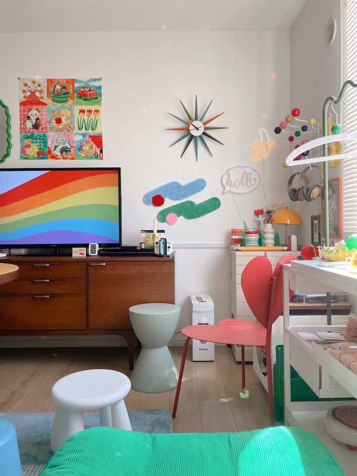 
１枚目の写真の中に椅子が４脚も入っている 🪑

壁にはオーダーメイドで作成してもらった
タフティングを飾ってみたよ 🩵💚
そしたらお部屋にぴったりすぎた〜！！！！

我ながら配色が素晴らしい 🫶🏻(( 自画自賛

でも、実際のところはインテリアを飾るときに
そこまで配色は気にしていなくて

好きな色の好みがはっきりしているから
色数が多いとは言え、なんとなく
勝手にまとまっていく感じある 🎨

あと、色数が多いともはや何色が追加されても
さほど違和感が発生しにくい
最強モードなとこあるよね ？🌈


#カラフル #カラフルなインテリア #レトロ #レトロインテリア #ミッドセンチュリー #ミッドセンチュリーモダン #スペースエイジ #Vitra #Kartell #IKEA 