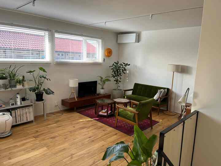 帰宅して階段を登って自分の好きを詰め込んだリビングに着くと最高な気持ちになります。
#リビング #無垢床