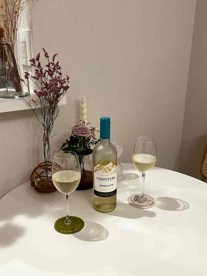 モスカートの白ワインは大体飲みやすくて美味しいということがわかった🥂

 #北欧 #ナチュラルインテリア #韓国インテリア #北欧インテリア #ローテーブル #木製 #コンパクト #木目 #一人暮らし #同棲 #新築 #賃貸 #インテリア #テーブル #ナチュラル #シンプル #リビング #ソファ #観葉植物 #ワイン