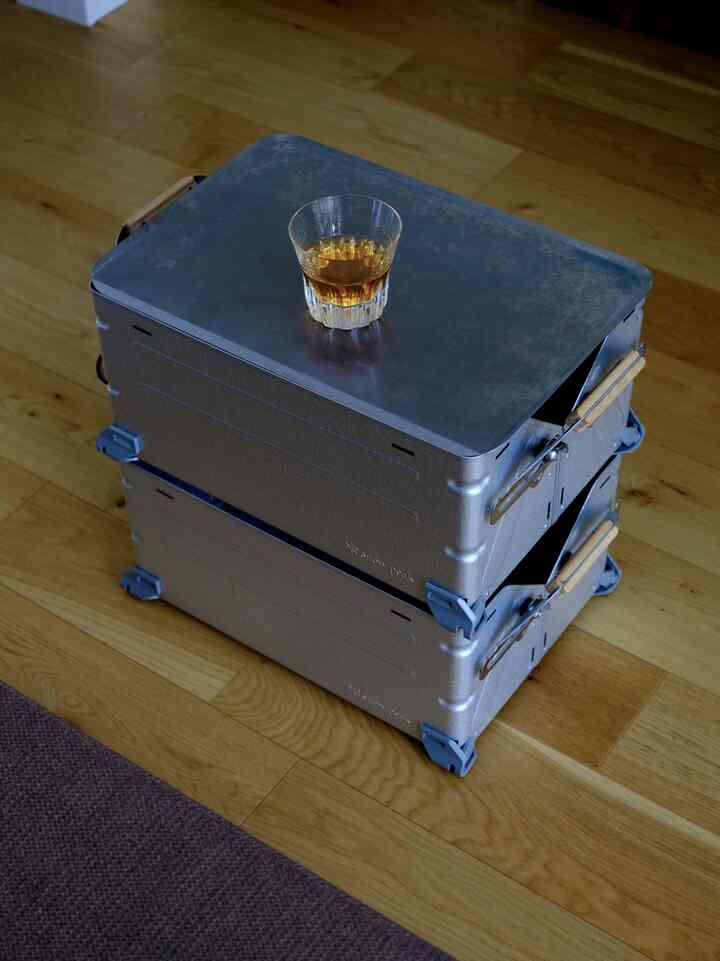 I removed it once, but I still wanted a side table... but I looked around but couldn't find anything that suited me.
The other day, I suddenly thought that it might be a Snow Peak container table, but the official website doesn't sell tabletops, and independent brands sell them, but they're insanely expensive (like 2.5 million yen).
I measured the size and thought maybe the tray from a Muji laundry basket that I no longer use would fit, so I put it there and it was a perfect fit! Yay!
It's great because you can hide things like remote controls inside ◎
(However, it seems that the specifications have changed now...)

#snowpeak #mujihouse #MUJI