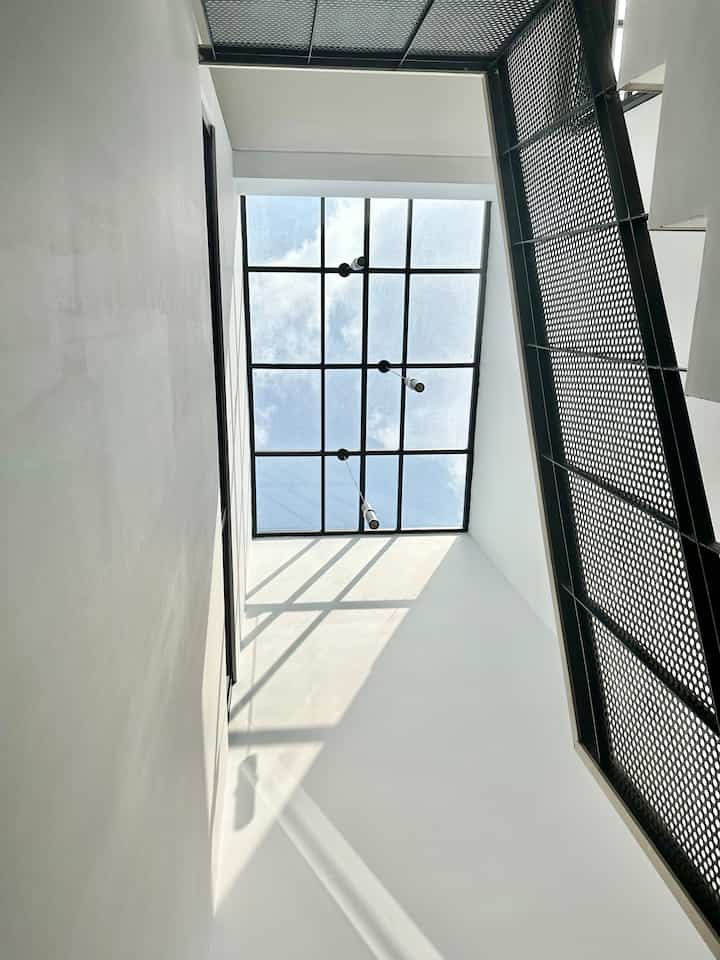 Tangga dengan view skylight ✨
Kalau pagi sampai siang hari dirumah jarang banget nyalakan lampu, karena ada penerangan alami yang masuk ke rumah lewat skylight di tangga rumah.
Skylight ini cukup lebar dan bisa menerangi lantai 1 dan 2 di rumah, plusnya bikin suasana jadi lebih cantik dan terang tapi kekurangannya kalau siang panas waktu matahari terik. Untuk mengurangi  efek panas makanya skylightnya kita buat di area yang minim aktifitas seperti di tangga rumah ini.
#stairs
#skylightinspiration
#tanggarumah
#inspirasitangga
#homedecor
#homedecorideas
#homestyling
#homeinspiration
#rumah2lantai
#72m2