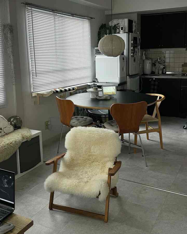 ライトグレーの床と木目調チェア、白を基調としたナチュラルでシンプルな一人暮らし用ダイニングスペース