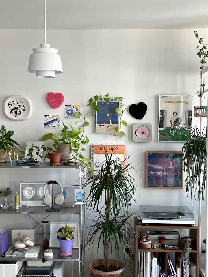 A perfect harmony between plants and art posters in this space. 🌿🖼️ #BotanicalDecor #ArtisticTouch #InteriorInspiration