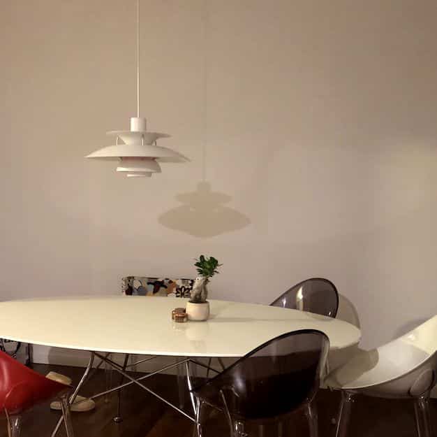 A minimalist meets mid-century modern dining space. 🍽️✨ #MinimalistStyle #MidCenturyModern #DiningInspiration