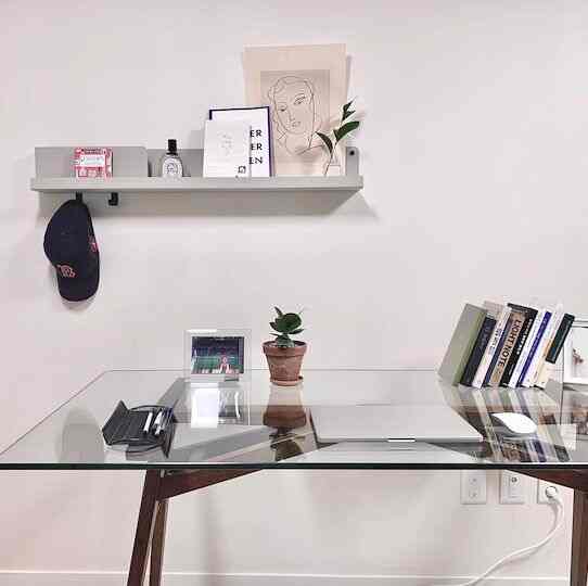 Pilihan sensasional dengan meja kaca untuk kantor di rumah! 🖥️✨ #GlassDesk #HomeOfficeStyle #InteriorInspiration