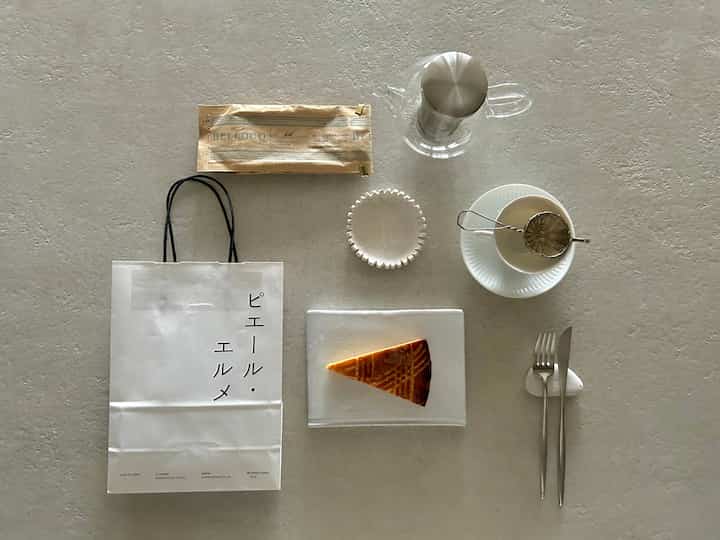 お茶の時間🫖
駅の近くにできたピエールエルメ。マカロンではなくあえてのガレットバスク。
あたたかいbellocqのスパイスティーと。

#お茶の時間 #ピエールエルメ
テーブルコーデ #器 #クチポール
#アスティエ #ビルビラ