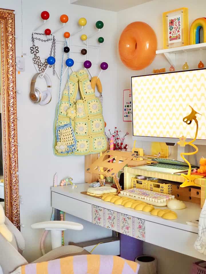 クロシェ編みでバッグとスマホショルダーを作っていただきました🥹💛 可愛すぎる、、🫠💚

#カラフルインテリア #イエローインテリア #韓国インテリア #北欧インテリア #デスク周り #デスクツアー