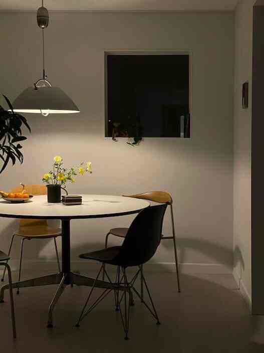 A dining space where the small window steals the show. 🪟✨ #WindowFocus #DiningDecor #InteriorInspiration