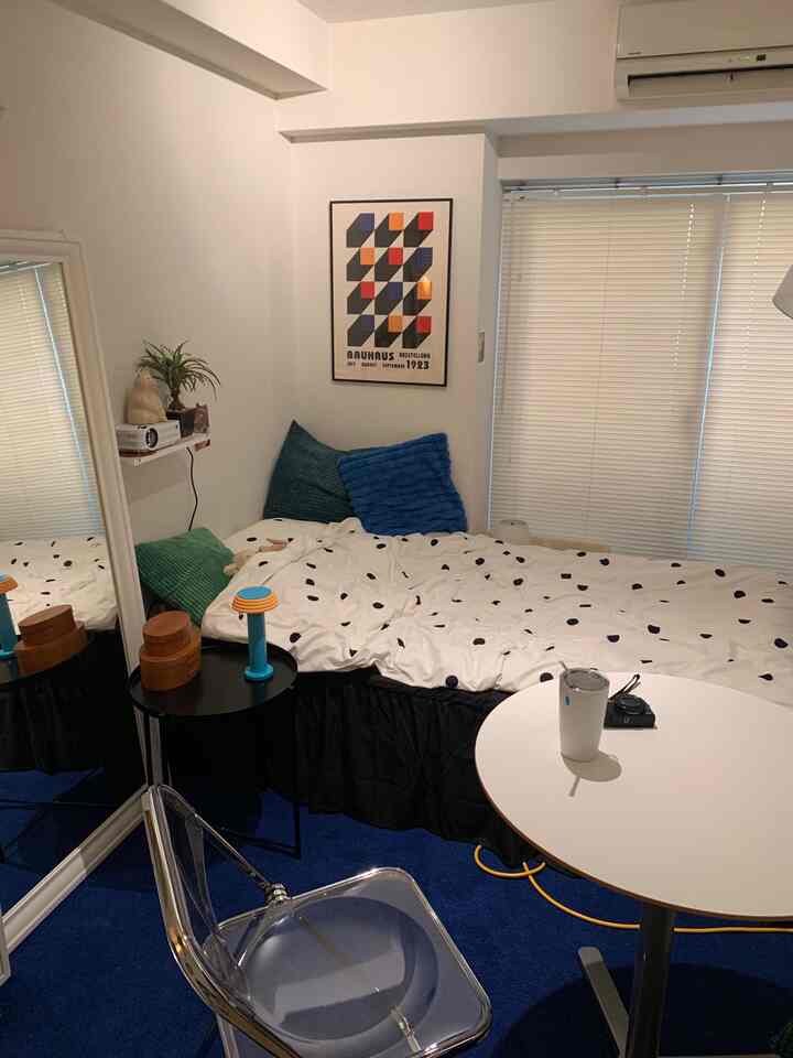 そろそろまた模様替えしたいけど
土日だけでは平日の疲れを癒せず
繰り越し疲労の蓄積ループ😇

#ワンルーム #ワンルーム家具配置 #ワンルームインテリア #ベッドルームスタイリング #ベッドルーム #丸テーブル #プロジェクター #一人暮らしインテリア #一人暮らし部屋 #一人暮らしアイテム 