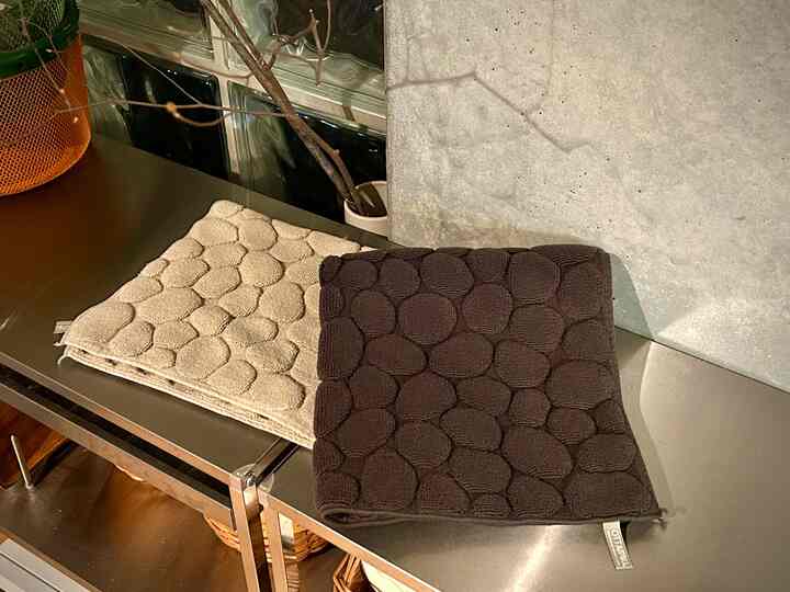 2024.4.17

昨年買って調子の良かったオッタイピイヌの
小石バスマットを買い足しました。

バスマットだけど自分は水切りマットとして使用してます🫢

#オッタイピイヌ #バスマット #水切りマット #キッチン  #OTTAIPNU 