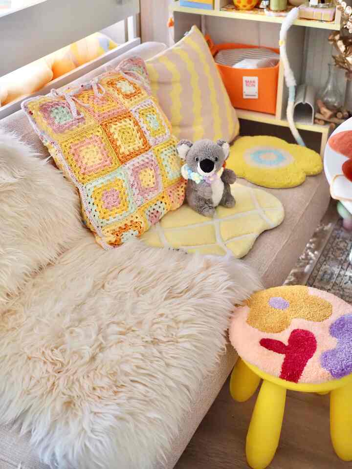 クロシェ編みで作ってもらったクッションカバー🥹💛 裏表で配色が違うので、雰囲気が変えられるの！本当にセンスの塊すぎる。。🥺❣️

#クロシェ編み #ソファ #リビング #クッションカバー #クッション #韓国インテリア #北欧インテリア