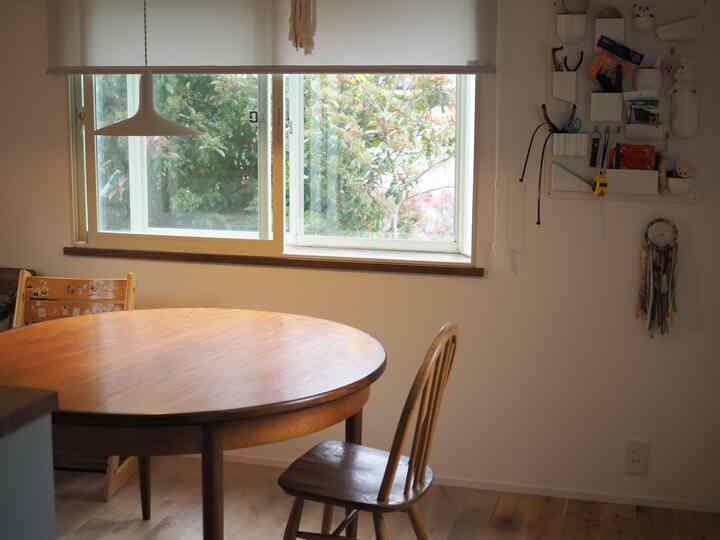 Natural tone dining room with wooden round table and chairs in a cozy setting