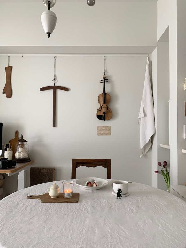 ねこ茶のタグがかわいすぎる！！！

#賃貸インテリア #賃貸暮らし #二人暮らし #アンティーク #古家具 #古道具 #狭い部屋 #猫とインテリア #猫とアンティーク #1LDK #アンティークインテリア #マンション暮らし #cat #猫 #グレー猫 #おやつ時間 #ねこ茶 #お取り寄せ