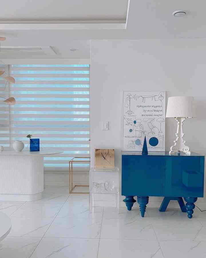 <span data-sheets-root="1" style="color: rgb(0, 0, 0); letter-spacing: normal; font-size: 10pt; font-family: Arial;">Harmoni sempurna antara biru, putih, dan emas. 💙⚪✨ #BlueWhiteGold #ColorPalette #InteriorInspiration #Whitelamp #GoldClock #Bluecabinet #Clock</span>