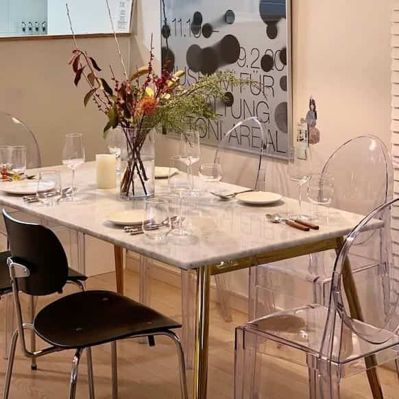 Having a meal in front of a large painting on the wall feels like dining out, creating a delightful mood. 🍽️🎨✨ #ArtisticDining #InteriorInspiration #CafeVibes