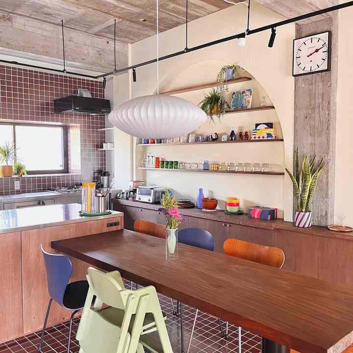 #キッチン #キッチン家具 #キッチン間接照明 #キッチン小物 #キッチン飾り #キッチン照明 #キッチン収納 #キッチン雑貨 #キッチンインテリア #ダイニング #ダイニング照明 #ダイニングインテリア #ダイニングスペース #ダイニングチェア #ダイニングテーブル #タイル #タイルの床 #リノベーション #一戸建て #一戸建てリノベ #カラフル #カラフルなインテリア #ミッドセンチュリー #midcentury