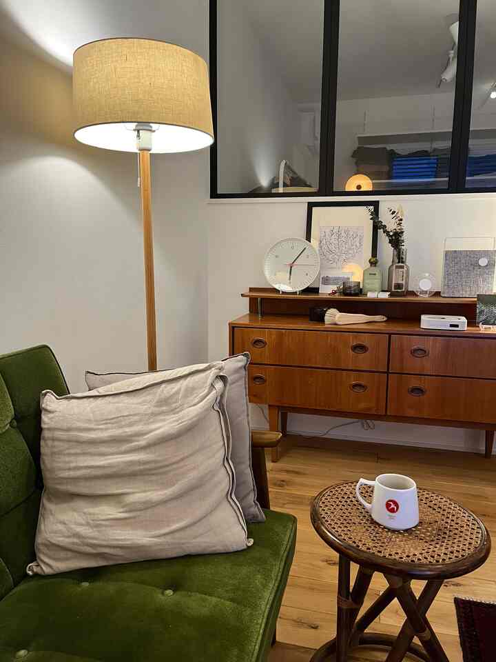 ラタンスツールはサイドテーブルにしたり、妻のメイク椅子になったり、臨機応変に大活躍しています。
#ラタンスツール #サイドボード