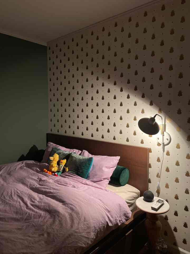 壁紙はハチ柄🐝
ヨーロッパでは蜂は幸運を呼ぶ虫と言われています。
パープルとグリーンの組み合わせもお気に入りです
#ペットルーム #IKEA  #セサミストリート
