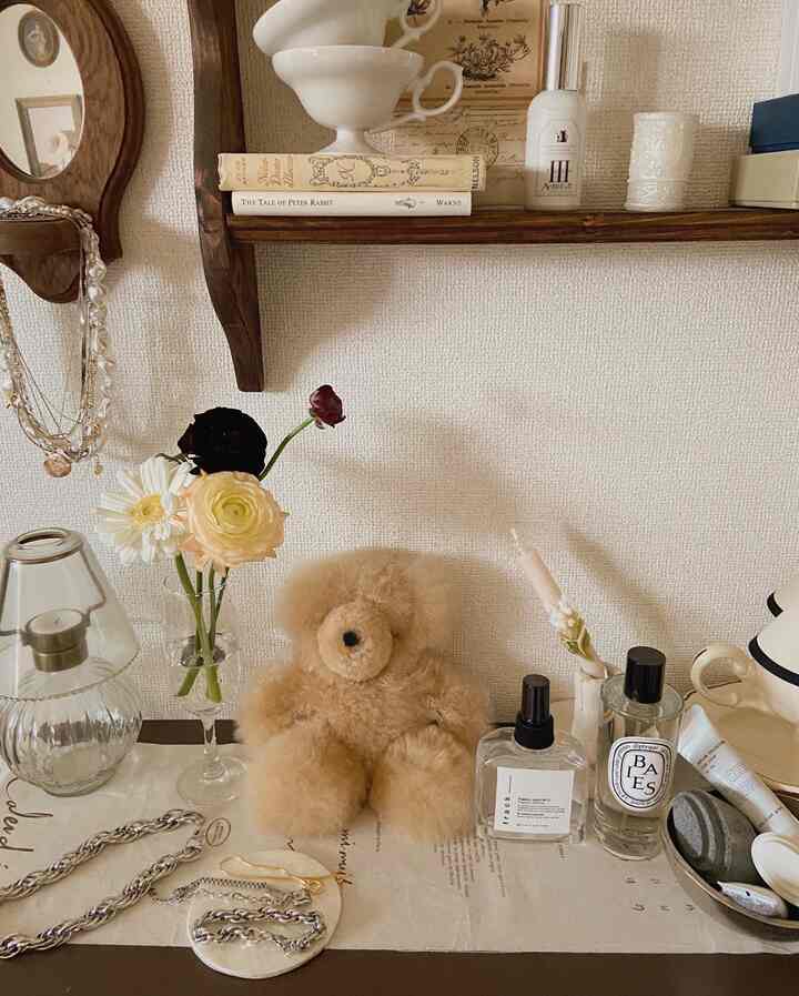 ベージュトーンのディスプレイコーナー、ふわふわのアルパカのぬいぐるみとディフューザーが配置された温かみのある空間