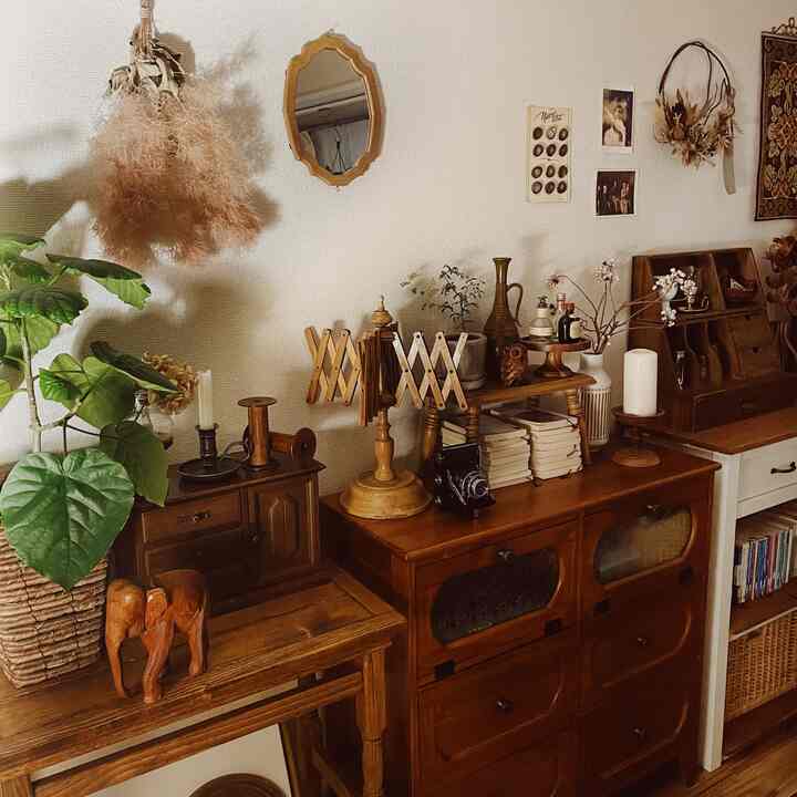 暖かいブラウンの木目調が特徴のヴィンテージレトロなリビング、自然な植物とアンティーク小物が調和した雰囲気のある空間