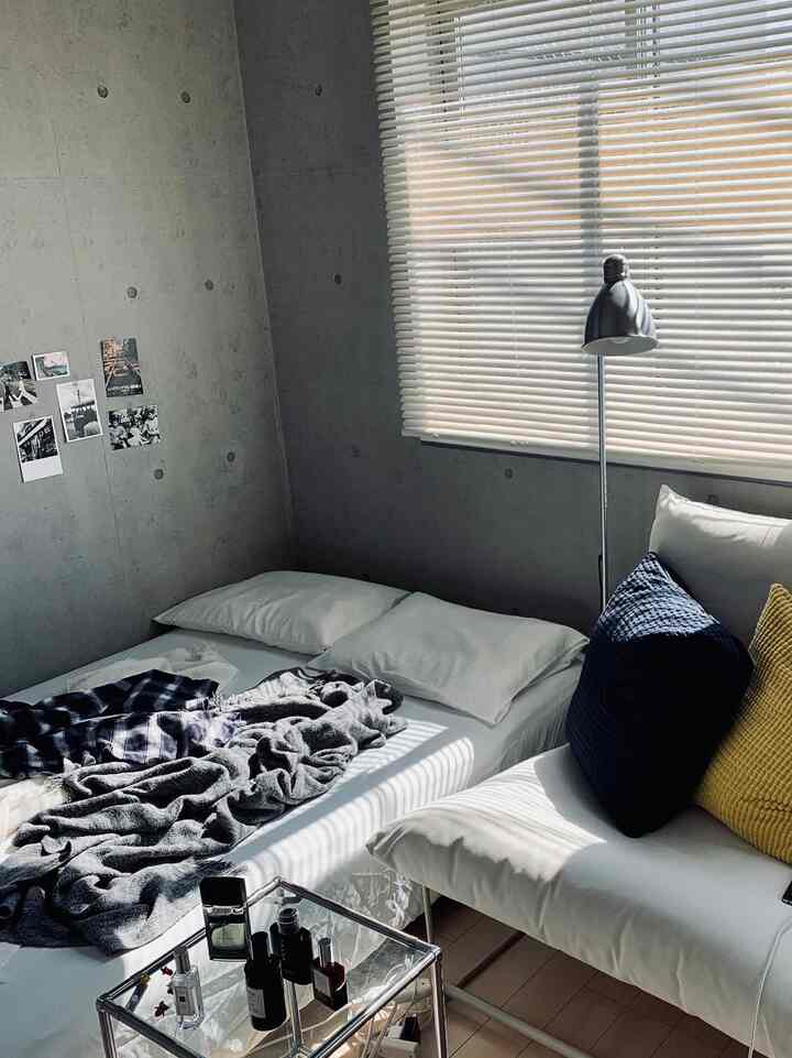 前のお家はコンクリート打ちっぱなしでした。
その時はまだ一人暮らしだったからメンズっぽいよね笑

#ikea #ソファインテリア #ガラステーブル