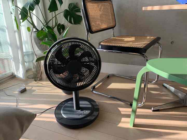 カモメファンほんまにおすすめ！
ONにしたらカモメの鳴き声で扇風機が回り始めるのかわいいんよ！！そして扇風機の音は静か。1日つけてても電気代も結構安いよ〜✌️

#カモメファン #kamomefan #コンクリート