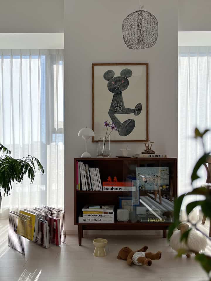 またまた前のお家の写真ですいません🤳
クマのぬいぐるみは、飾っても飾っても違う場所から出てくる。
今日はベッドの下から出てきたよ。
なんでかな？

#インテリア #猫とインテリア #猫のいる暮らし #猫インテリア #猫用品 #猫がいる暮らし #猫と家 #猫のいる生活 #猫と暮らす #猫と暮らす家 #マンションインテリア #ヴィンテージ家具 #ヴィンテージインテリア #ヴィンテージ雑貨 #ブックシェルフ #本棚 #本棚インテリア 