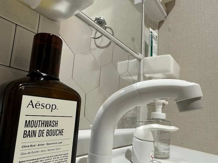 ミラーのリメイクシートを貼った洗面台と、
ここにも飾ってあるリヒターに、
夜もよく働いてくれる洗濯機🙏

#脱衣所インテリア