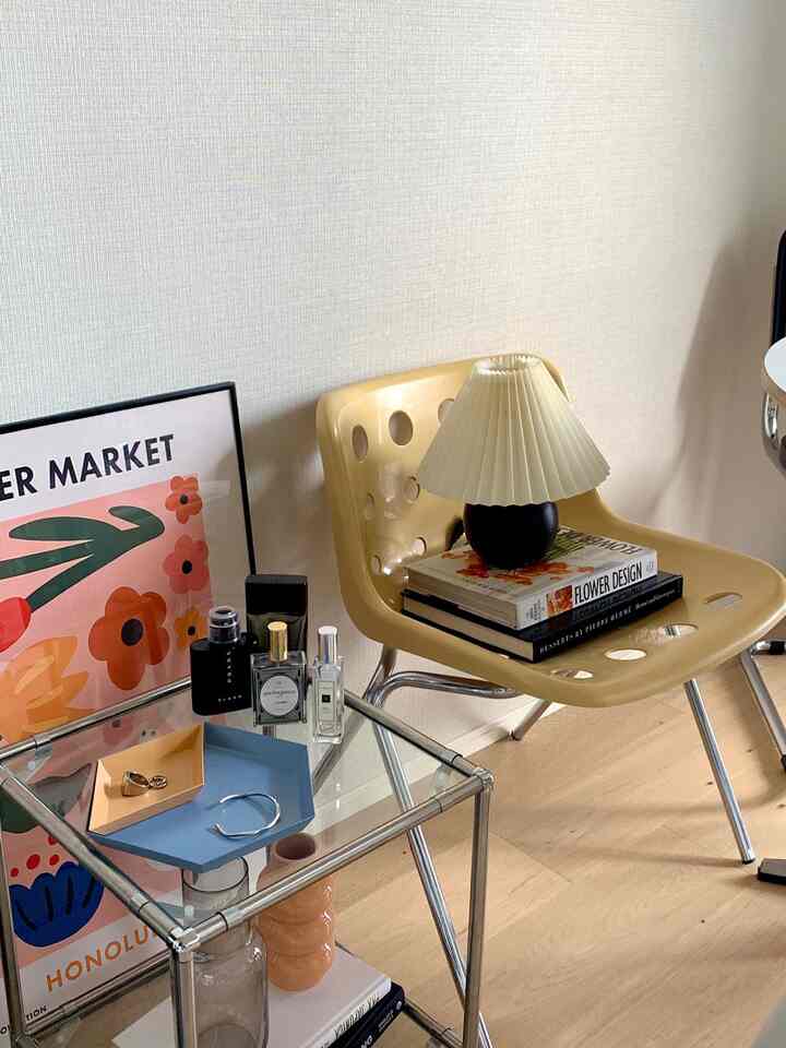 The perfume stand is on a glass table ♡
The cheese chair is cute too 🧀 (I fell in love with it at first sight)

#perfume #チーズチェ #ガラステーブル

